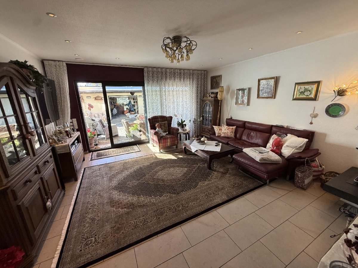 JA zum topsanierten Mehrgenerationenhaus mit Garagen  und  Carport in zentraler Lage von Solingen-Ohligs – Bild: 23715