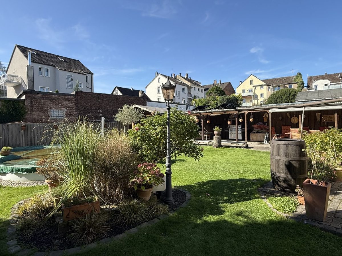 JA zum topsanierten Mehrgenerationenhaus mit Garagen  und  Carport in zentraler Lage von Solingen-Ohligs – Bild: 23693