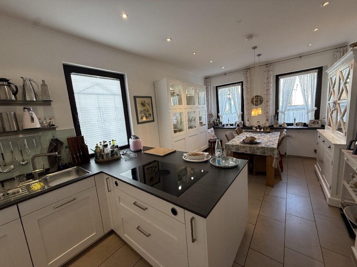 JA zum topsanierten Mehrgenerationenhaus mit Garagen  und  Carport in zentraler Lage von Solingen-Ohligs – Bild: 23717