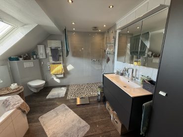 JA zum topsanierten Mehrgenerationenhaus mit Garagen  und  Carport in zentraler Lage von Solingen-Ohligs – Bild: 23720