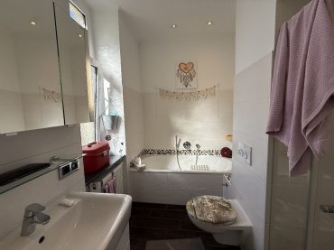 JA zum topsanierten Mehrgenerationenhaus mit Garagen  und  Carport in zentraler Lage von Solingen-Ohligs – Bild: 23704