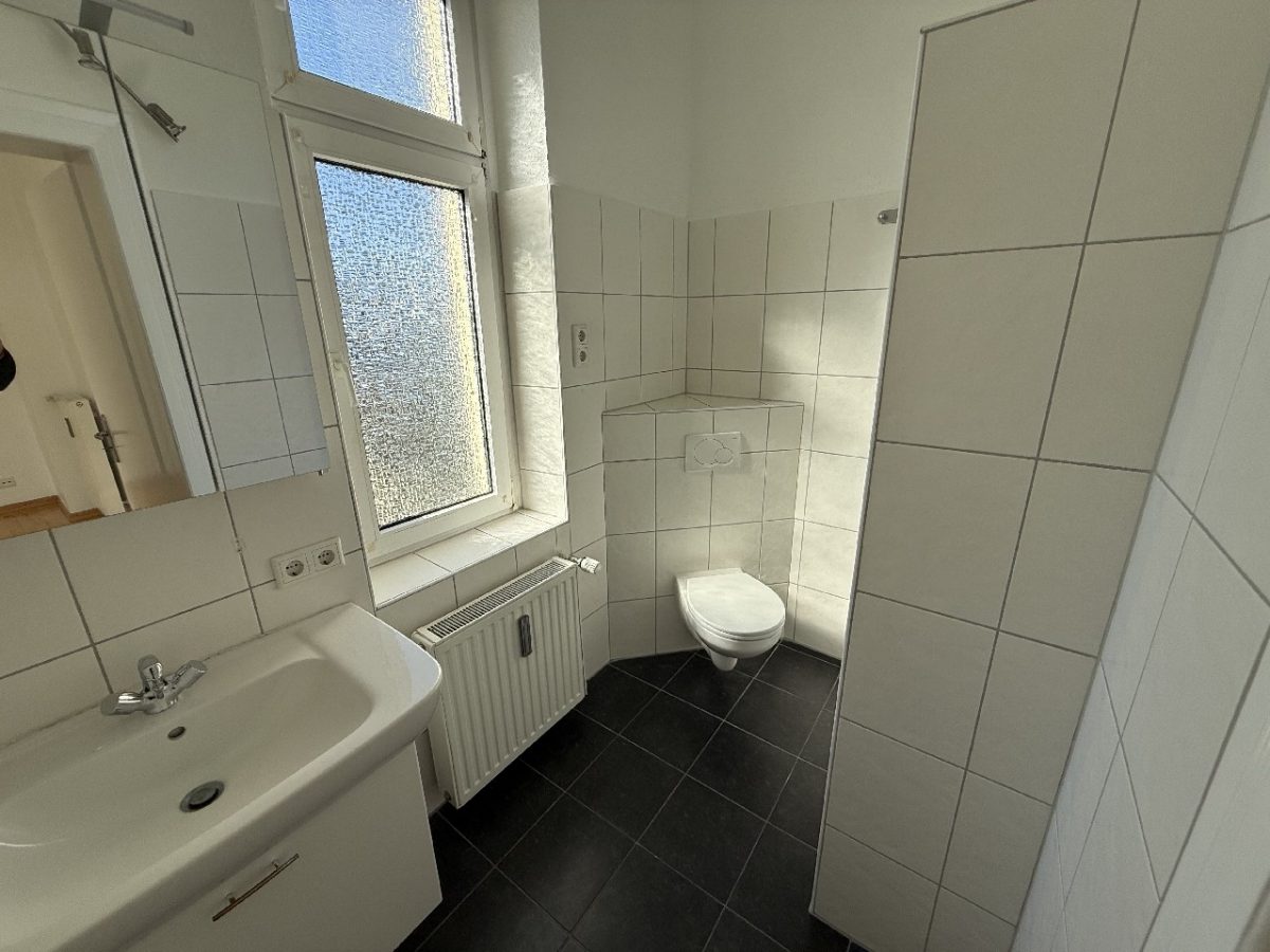 JA zum topsanierten Mehrgenerationenhaus mit Garagen  und  Carport in zentraler Lage von Solingen-Ohligs – Bild: 23709