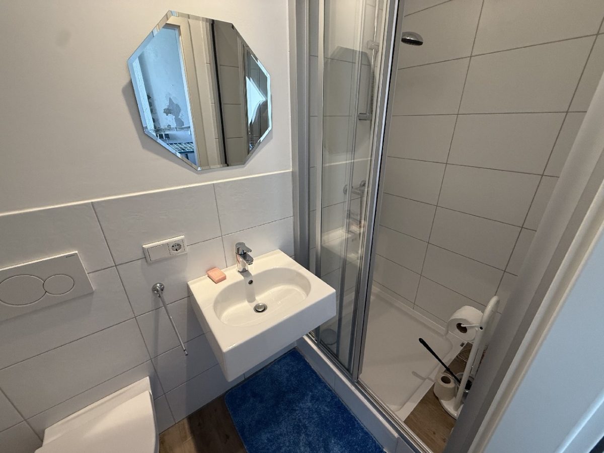 JA zum topsanierten Mehrgenerationenhaus mit Garagen  und  Carport in zentraler Lage von Solingen-Ohligs – Bild: 23712