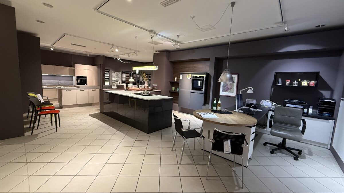 JA, zur repräsentativen Gewerbeimmobilie mit großzügiger Ausstellungs- und Lagerfläche in Solingen – Bild: 24024