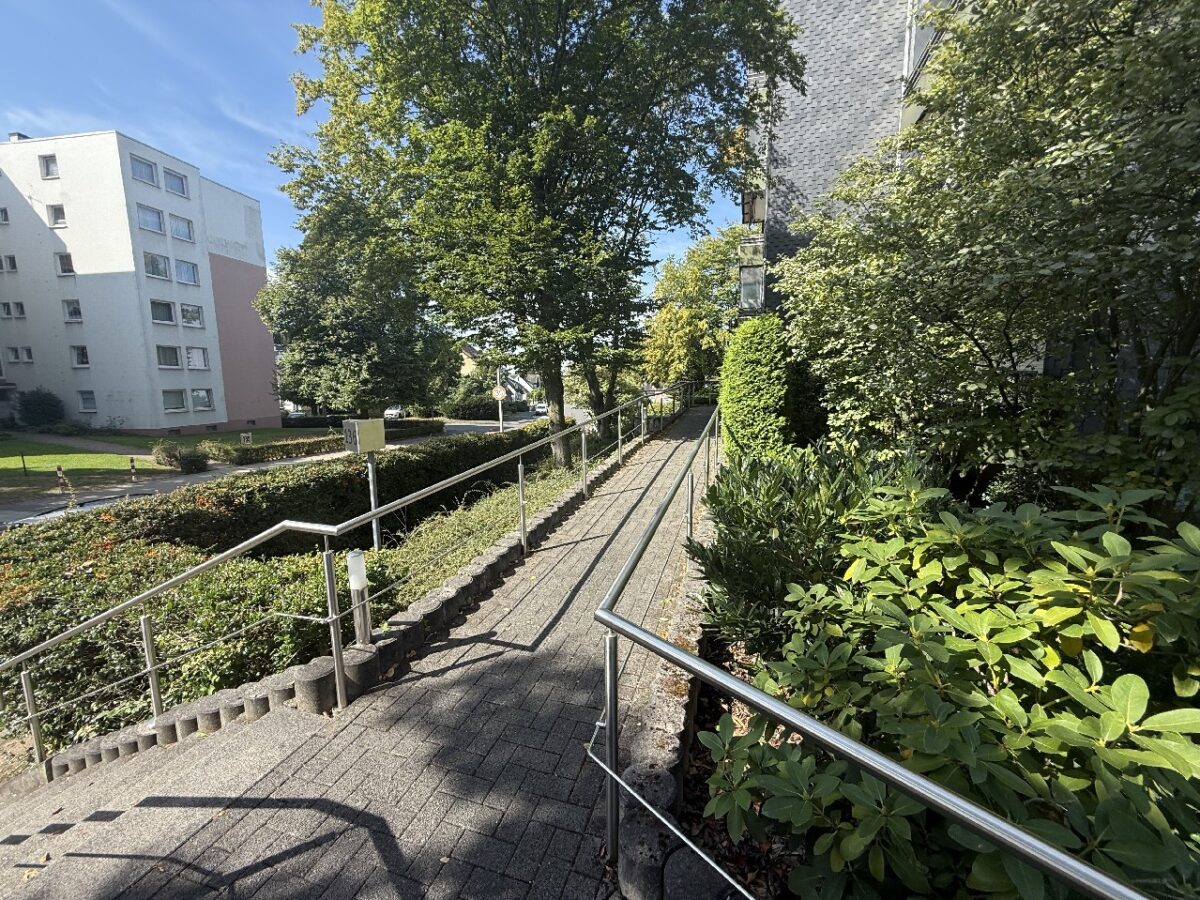 JA, zur 3-Zimmer-Eigentumswohnung mit Aufzug, Einbauküche und 2 Balkonen in Solingen-Wald! – Bild: 24100